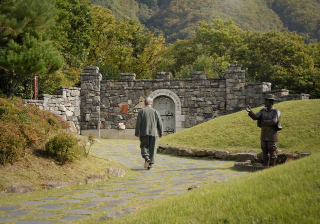 이동원 목사가 최근 경기도 가평군 필그림하우스 내에 있는 ‘천로역정 순례길’을 걷고 있다.
