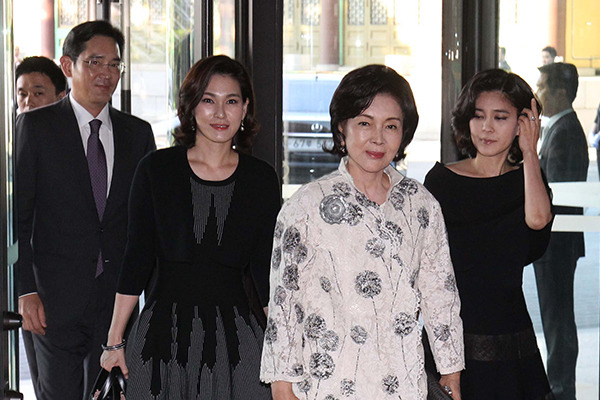 From left Samsung Electronics Co. executive chairman Jay Y. Lee, Samsung Welfare Foundation head Lee Seo-hyun, former head of Leeum Museum of Art Hong Ra-hee, and Hotel Shilla President and CEO Lee Boo-jin [Photo by Lee Chung-woo]