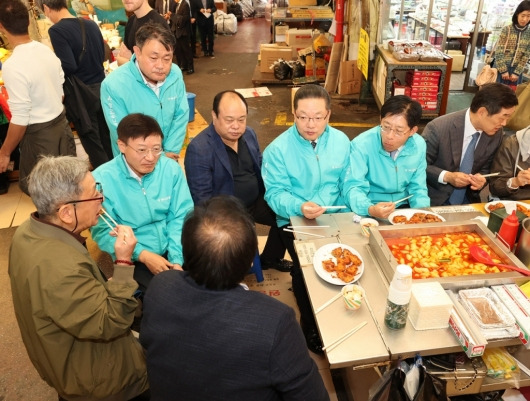 지난 3일 이승열 하나은행장(왼쪽에서 두 번째)과 강성묵 하나증권 대표이사(그룹 부회장, 오른쪽에서 두 번째), 이호성 하나카드 대표이사(오른쪽에서 세 번째)가 서울 광장시장 내 한 노점에서 시장 상인들의 애로사항을 청취하고 있다. /사진제공=하나금융그룹