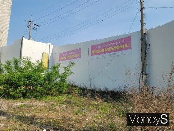 올해 5월 경기 남양주시 평내동 산87-11번지 일대 평내1구역(진주아파트) 재건축 공사 현장은 조합과 시공사 서희건설의 공사비 분쟁으로 착공을 진행하지 못하고 있었다. /사진=머니S