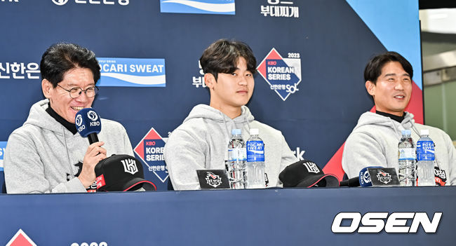 [OSEN=박준형 기자] 6일 오후 서울 잠실구장에서 2023 KBO 한국시리즈 미디어데이 행사가 진행됐다.KT 이강철 감독이 질문에 답하고 있다 2023.11.06 / soul1014@osen.co.kr