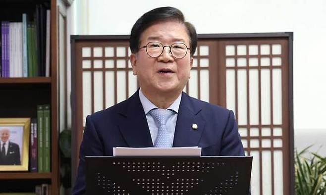 21대 전반기 국회의장을 지낸 6선 박병석 더불어민주당 의원이 6일 서울 여의도 국회 의원회관에서 22대 총선 불출마 선언 기자회견을 하고 있다. 뉴스1