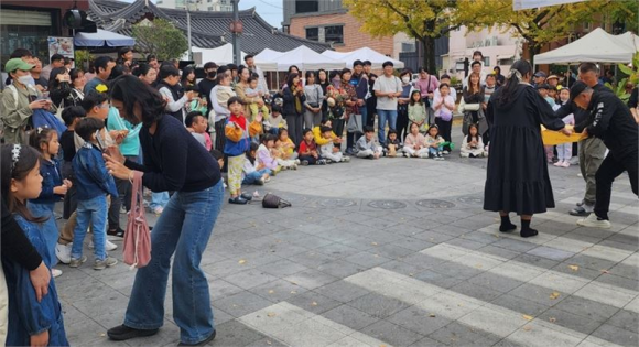 시민들이 ‘제9회 은행나무 아래로축제’때 열린 문화 공연을  관람하고 있다.