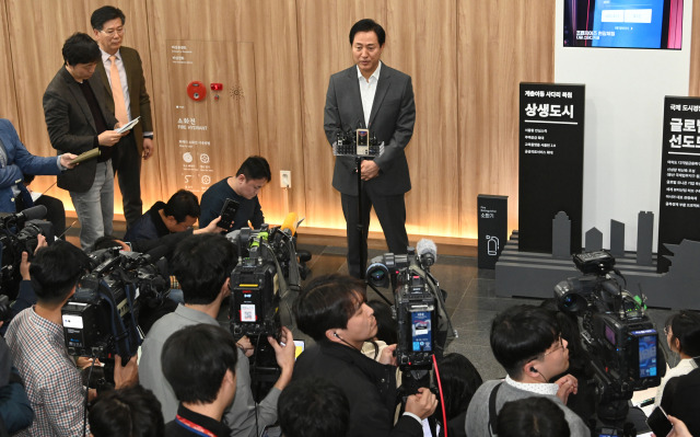 오세훈 서울시장이 6일 서울 중구 서울시청에서 김병수 김포시장과 김포시의 서울시 편입 관련 논의 후 백브리핑을 하고 있다. 연합뉴