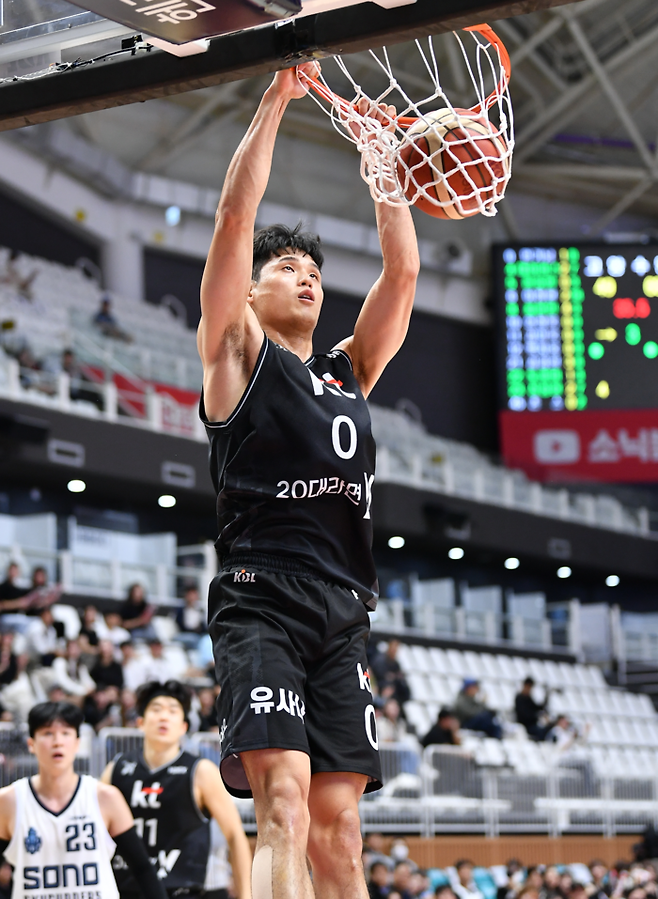 수원 KT의 하윤기가 6일 고양 소노와의 홈 경기에서 덩크슛을 하고 있다. KBL 제공