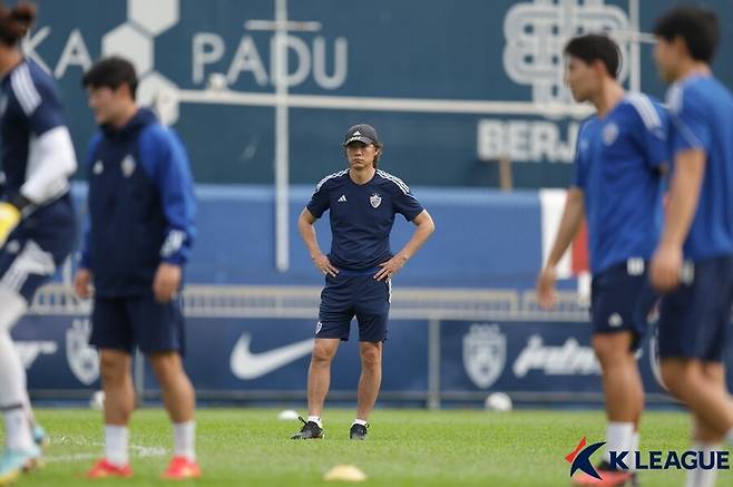 ▲ 울산 현대 홍명보 감독이 '2023-24시즌 아시아축구연맹(AFC) 챔피언스리그(ACL)' I조 조별리그 4차전을 앞두고 훈련을 진행하고 있다 ⓒ한국프로축구연맹