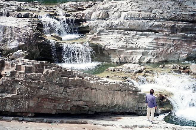 협곡 같은 위용을 지닌 사암층 폭포, 산단다키