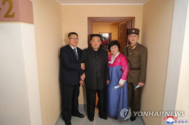 김정은과 동태관 논설위원 (평양 조선중앙통신=연합뉴스) 김정은 북한 국무위원장이 지난 13일 평양 보통강 강안(강변) 다락식(테라스식) 주택구에 있는 동태관(왼쪽) 노동신문 논설위원 새집에서 동태관 가족과 기념사진을 찍고 있다. 2022.4.14. 2022.4.14 
    [국내에서만 사용가능. 재배포 금지. For Use Only in the Republic of Korea. No Redistribution] nkphoto@yna.co.kr