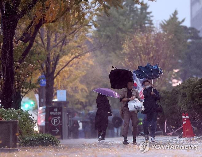 가을 강풍 (서울=연합뉴스) 류영석 기자 = 6일 오전 거센 비바람이 부는 서울 시청 인근 세종대로에서 시민들이 강풍을 맞으며 걸어가고 있다. 2023.11.6 ondol@yna.co.kr