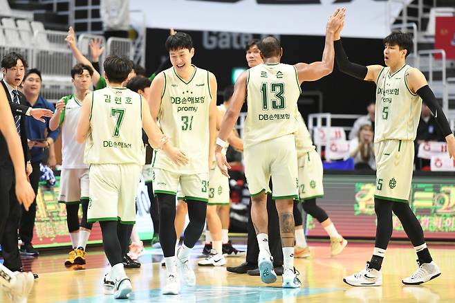 승리 후 기뻐하는 DB 선수들 [KBL 제공. 재판매 및 DB 금지]