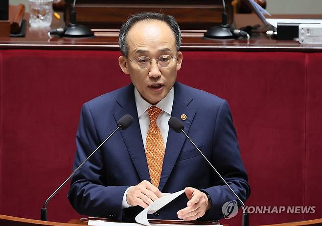 제안설명 하는 추경호 경제부총리 (서울=연합뉴스) 이정훈 기자 = 추경호 부총리 겸 기획재정부 장관이 3일 국회에서 열린 예산결산특별위원회 전체회의에서 제안설명을 하고 있다. 2023.11.3 uwg806@yna.co.kr