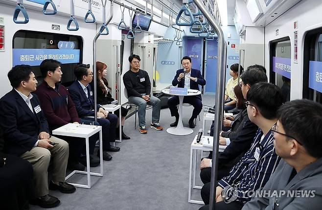 광역교통 국민간담회 발언하는 윤석열 대통령 (화성=연합뉴스) 임헌정 기자 = 윤석열 대통령이 6일 오후 경기도 화성시 동탄역 GTX-A 열차 내에서 열린 광역교통 국민간담회에서 발언하고 있다. 2023.11.6 [대통령실통신사진기자단] kane@yna.co.kr