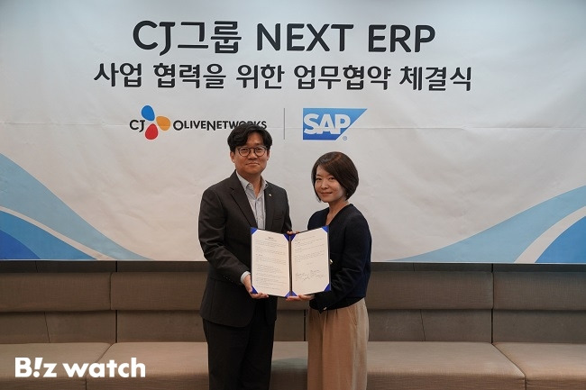 유인상 CJ올리브네트웍스 대표(왼쪽)와 신은영 SAP 코리아 대표가 전략적 파트너십을 위한 양해각서를 체결했다./사진=CJ올리브네트웍스 제공