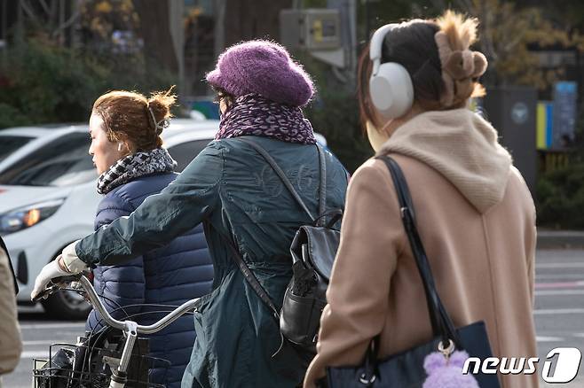 '겨울이 시작된다'는 절기상 입동(立冬)을 하루 앞둔 7일 서울 도심에서 두터운 옷차림을 한 시민들이 출근길 발걸음을 재촉하고 있다. 기상청은 6일 서울 동북권과 서북권 등 일부 지역에 올 가을 첫 한파 주의보를 발령한 바 있다. 이날 서울 아침 기온은 1.9도까지 떨어지며 체감온도는 영하를 기록했다. 2023.11.7/뉴스1 ⓒ News1 유승관 기자