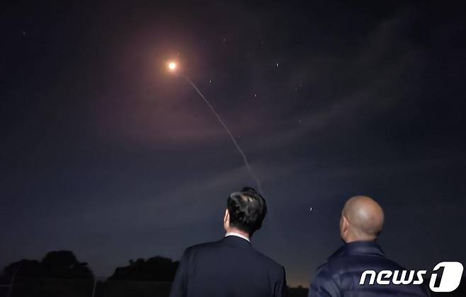 허태근 국방부 국방정책실장(왼쪽)이 지난달 31일(현지시각) 미국 캘리포니아주 반덴버그 공군기지에서 비핀 나랑 미 국방부 우주정책수석부차관보와 함께 대륙간탄도미사일(ICBM) '미니트맨 Ⅲ' 시험발사를 참관하고 있다. (국방부 제공) 2023.11.1/뉴스1