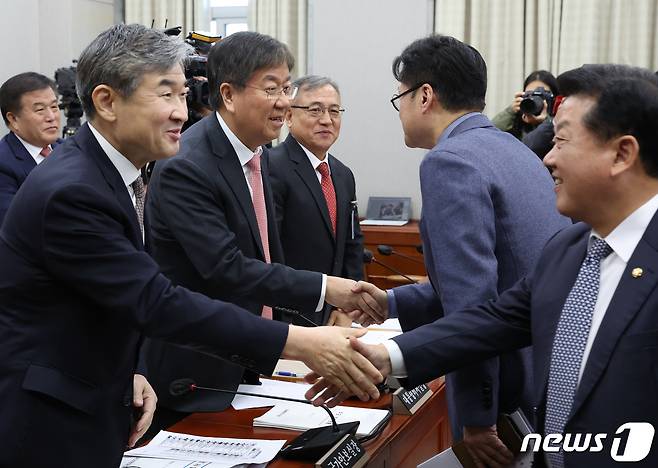 김대기 대통령 비서실장과 조태용 국가안보실장이 7일 서울 여의도 국회에서 열린 운영위원회의 대통령비서실 등에 대한 국정감사에서  위원들과 인사를 나누고 있다. 2023.11.7/뉴스1 ⓒ News1 송원영 기자