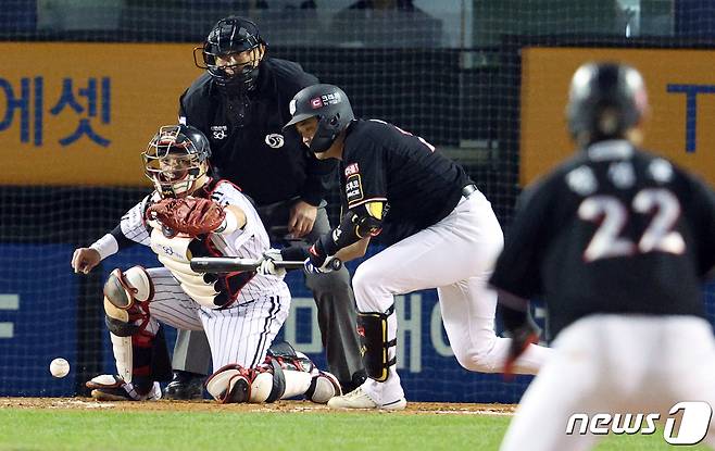 7일 오후 서울 송파구 올림픽로 잠실야구장에서 열린 프로야구 '2023 신한은행 SOL KBO 포스트시즌' 한국시리즈 1차전 LG 트윈스와 kt 위즈의 경기 2회초 무사 주자 1,2루 상황 kt 문상철이 번트를 대고 있다. 이 공격은 트리플 플레이로 이어져 이닝이 끝났다. 2023.11.7/뉴스1 ⓒ News1 박정호 기자