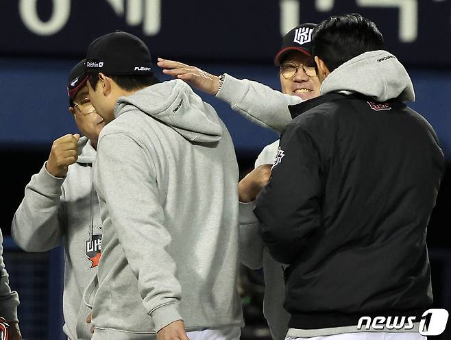 7일 오후 서울 송파구 잠실야구장에서 열린 프로야구 '2023 신한은행 SOL KBO 포스트시즌' 한국시리즈 1차전 kt 위즈와 LG 트윈스의 경기, 3대2 승리를 거둔 kt 이강철 감독이 결승타를 친 문상철의 머리를 쓰다듬고 있다. 2023.11.7/뉴스1 ⓒ News1 김진환 기자