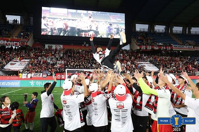 우승 후 헹가래 받는 김기동 감독. 제공 | 대한축구협회