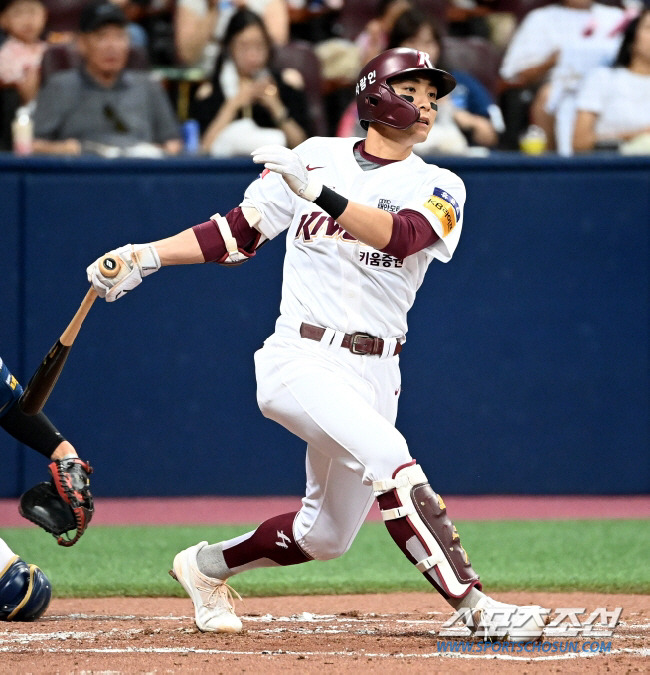 MLB를 노크할 예정인 이정후의 예상 몸값이 5000만달러 이상이라는 예측이 또 나왔다. 스포츠조선 DB