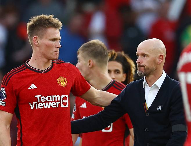 Soccer Football - Premier League - Manchester United v Brentford - Old Trafford, Manchester, Britain - October 7, 2023 Manchester United's Scott McTominay celebrates with manager Erik ten Hag after the match REUTERS/Molly Darlington NO USE WITH UNAUTHORIZED AUDIO, VIDEO, DATA, FIXTURE LISTS, CLUB/LEAGUE LOGOS OR 'LIVE' SERVICES. ONLINE IN-MATCH USE LIMITED TO 45 IMAGES, NO VIDEO EMULATION. NO USE IN BETTING, GAMES OR SINGLE CLUB/LEAGUE/PLAYER PUBLICATIONS.<저작권자(c) 연합뉴스, 무단 전재-재배포 금지>