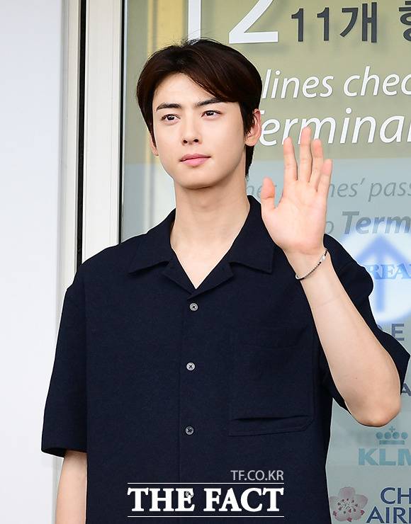 아스트로는 멤버 MJ가 전역을 앞둬 곧 팀 활동을 재개할 전망이다. 최근 가장 주목받는 '연기돌'인 멤버 차은우(사진)가 로운 엔과 달리 배우와 팀 활동을 성공적으로 이어갈지 관심이 모인다. 사진은 지난 6월 출국 당시 모습. /박헌우기자