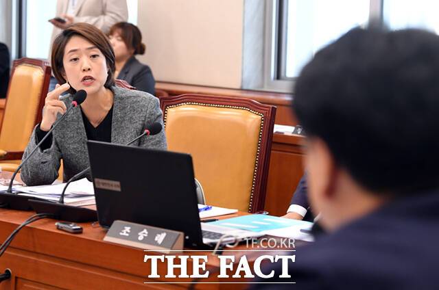 고민정 더불어민주당 의원이 7일 오전 서울 여의도 국회 과학기술정보방송통신위원회에서 열린 박민 KBS 사장 후보자 인사청문회에서 "박 후보자 인사청문준비단이 청문 위원의 권리를 박탈했다"며 장 위원장에게 신상발언을 요구하며 항의하고 있다. /국회=이새롬 기자