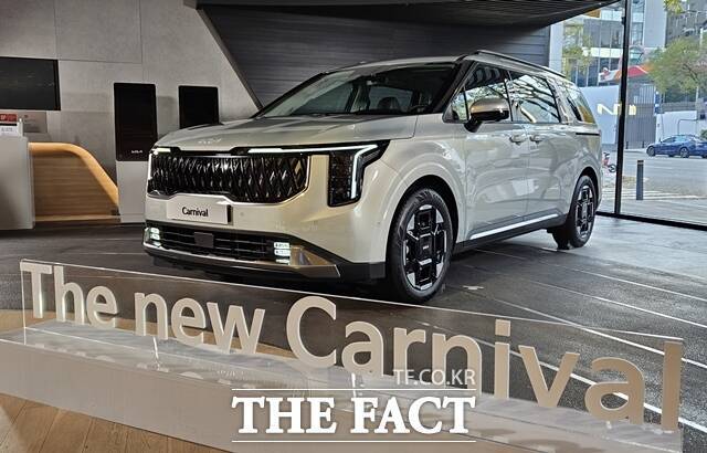 기아가 7일 서울 강남구 압구정동에 위치한 'Kia 360' 전시장에서 레저용차량(RV) '더 뉴 카니발'의 실차를 공개했다. /김태환 기자