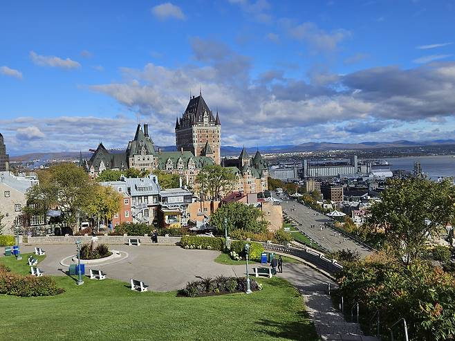 퀘벡의 '도깨비 언덕'. 멀리 보이는 건물이 '도깨비 호텔'인 샤토 프롱트낙이다. /퀘벡=곽아람 기자