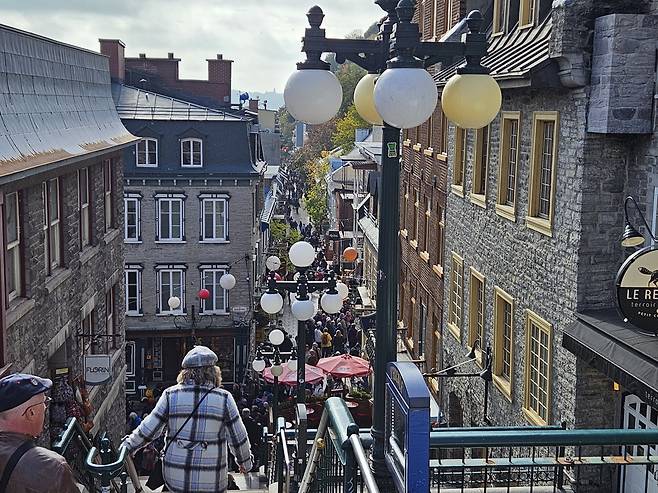 드라마 '도깨비'에서 은탁이 김신에게 청혼하는 '목 부러지는 계단'./ tvN