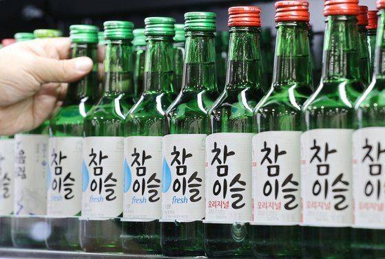 지난달 31일 서울 한 대형마트에 진열된 하이트진로의 소주 제품들.ⓒ연합뉴스
