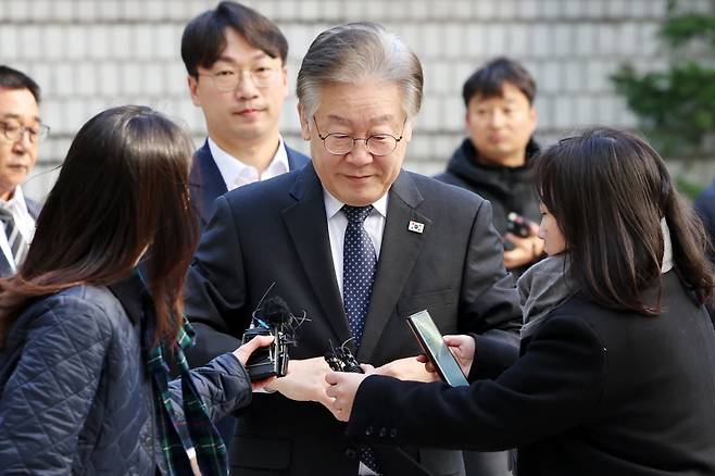 더불어민주당 이재명 대표가 7일 오전 서울 서초구 서울중앙지방법원에서 열린 배임·뇌물 혐의 관련 공판에 출석하고 있다. 2023.11.7/뉴스1