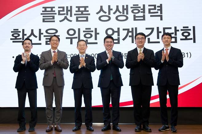 이종호 과학기술정보통신부 장관이 7일 오후 서울 종로구 센터포인트광화문빌딩에서 열린 '플랫폼 상생협력 확산을 위한 간담회' 에서 기념촬영 하고 있다. 사진 왼쪽부터 황도연 당근 대표이사, 박대준 쿠팡 대표이사, 이종호 과학기술정보통신부 장관, 이국환 우아한형제들 대표이사, 양주일 카카오톡 부문장, 유봉석 네이버 부사장. 과기정통부 제공