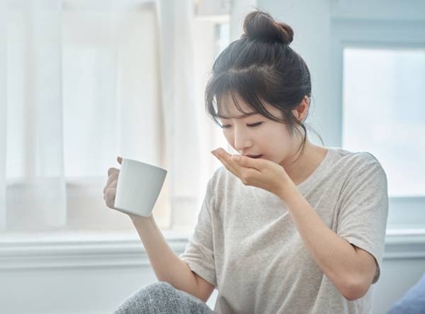 이를 잘 닦는데도 입 냄새가 심하다면 스트레스, 다이어트, 편도결석, 매일 먹는 특정 약 등이 원인일 수 있다./사진=게티이미지뱅크