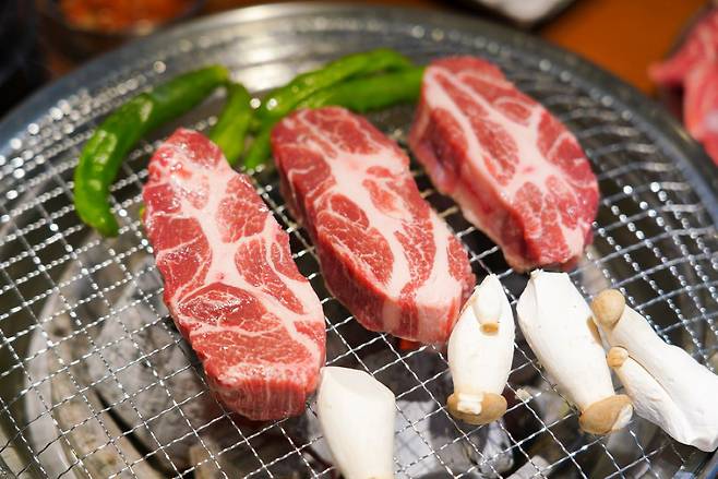 고기를 불에 굽기 전 전 후추를 뿌리지 말아야 한다./사진=클립아트코리아