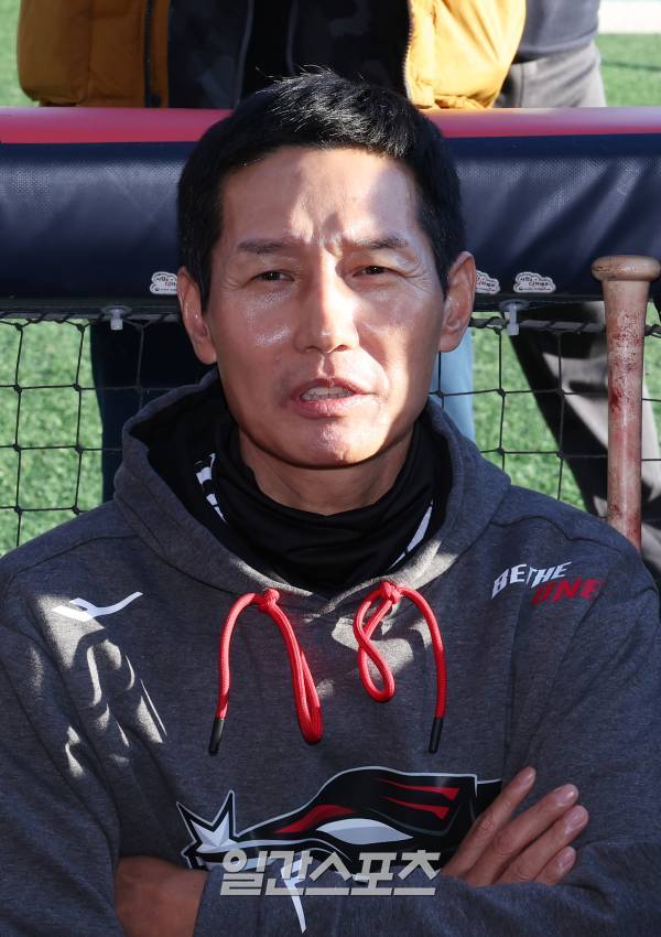 LG 염경엽 감독이 7일 오후 서울 잠실야구장에서 열리는 2023 KBO 프로야구 포스트시즌 LG트윈스와 kt위즈의 한국시리즈 1차전을 앞두고 더그아웃에서 취재진과 인터뷰를 하고 있다. 잠실=김민규 기자 mgkim1@edaily.co.kr /2023.11.07/