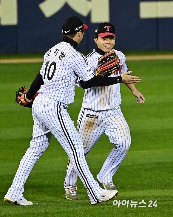 7일 오후 서울 송파구 잠실야구장에서 '2023 KBO 포스트시즌' LG 트윈스와 KT 위즈의 한국시리즈 1차전 경기가 열렸다.6회초 2사 LG 문성주가 KT 알포드의 타구를 잡아낸 뒤 기뻐하고 있다. [사진=곽영래 기자]