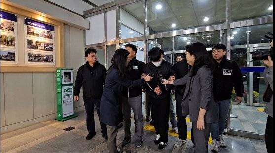 병원 치료 도중 탈주했다 사흘만인 6일 오후 검거된 김길수(36)가 검은색 점퍼와 바지를 입고 흰색 마스크를 쓴 채 안양동안경찰서에 들어서고 있다. 김길수는 이날 경기 의정부시 가능동에서 경찰에 붙잡혔고, 이후 의정부경찰서를 거쳐 오후 11시 53분쯤 안양동안서에 도착했다. 이찬규 기자