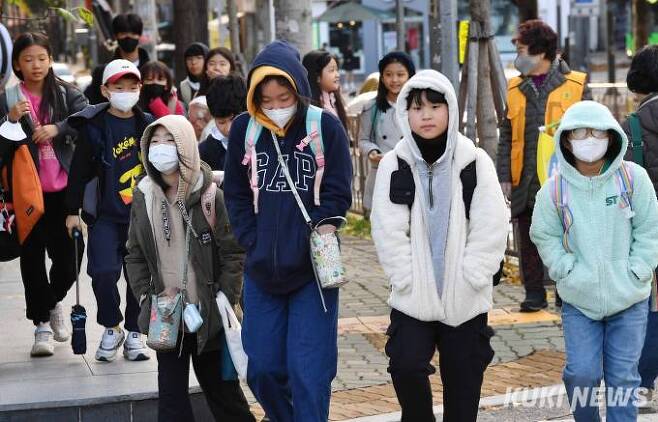 입동을 하루 앞둔 7일 아침 서울 송파구 가락동의 한 초등학교 앞에 초등학생들이 갑자기 추워진 날씨에 두툼한 옷차림으로 등교하고 있다.