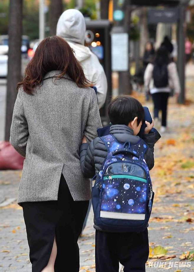 '엄마 바람이 많이 불어요'7일 오전 서울 송파구 송파중학교 사거리에서 모자가 갑자기 추워진 날씨에다 바람까지 불자 몸을 움추린체 출근길과 등굣길을 서두르고 있다.