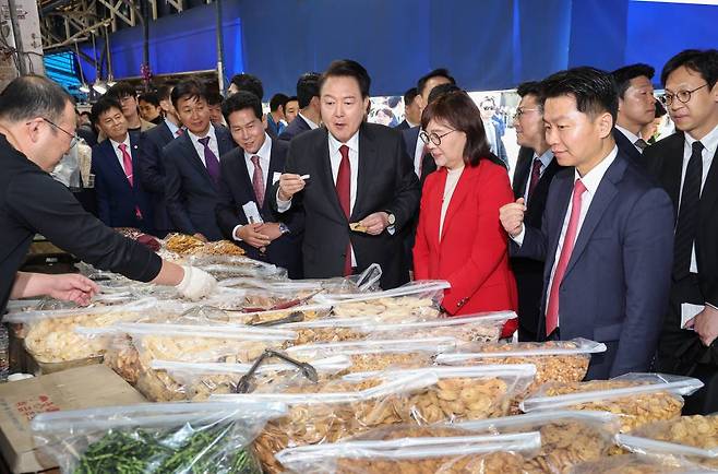 [대구=뉴시스] 조수정 기자 = 윤석열 대통령이 7일 대구 북구 칠성종합시장을 방문, 전통과자를 시식하고 있다. (대통령실통신사진기자단) 2023.11.07.