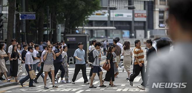 [서울=뉴시스] 서울 중구 서울시청 인근에서 직장인들이 이동하고 있다. (사진=뉴시스 DB). photo@newsis.com