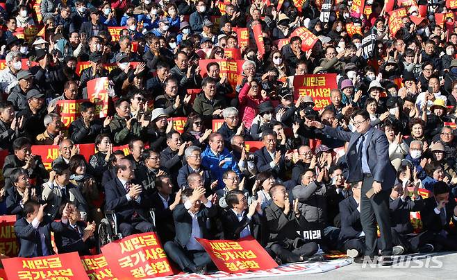 [서울=뉴시스] 고범준 기자 = 홍익표 더불어민주당 원내대표가 7일 오후 서울 여의도 국회 본청 앞 계단에서 열린 새만금 예산 정상화를 위한 전북인 총궐기대회에서 인사를 하고 있다. 2023.11.07. bjko@newsis.com