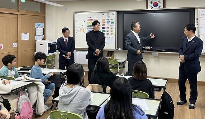 7일 창리초등학교를 찾은 충북도의회 교육위원회 의원들이 수업에 참관해 전자칠판, 스마트기기 보급·사용 실태를 점검하고 있다.2023.11.07.kipoi@newsis.com *재판매 및 DB 금지