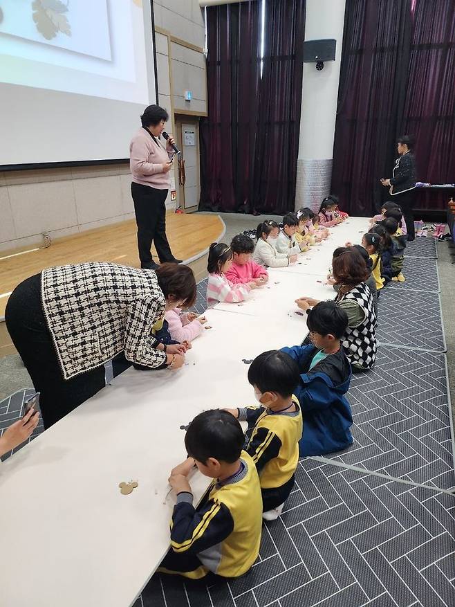 지난 6일 체험프로그램에 참여한 어린이들이 버려진 가죽으로 키링으로 키링을 만들고 있다.(사진=안산도시공사 제공) *재판매 및 DB 금지