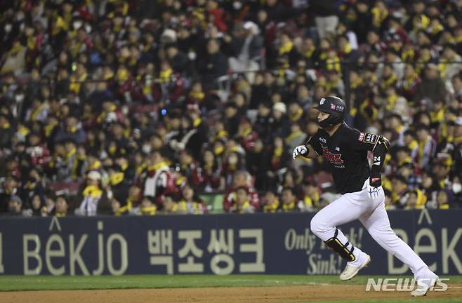 [서울=뉴시스] 김근수 기자 = 7일 서울 송파구 잠실야구장에서 열린 2023 KBO 포스트시즌 한국시리즈 1차전 LG 트윈스와 KT 위즈 경기, 9회초 2사 주자 1루상황에서 KT 문상철이 3루타를 베이스를 돌고 있다. 2023.11.07. ks@newsis.com