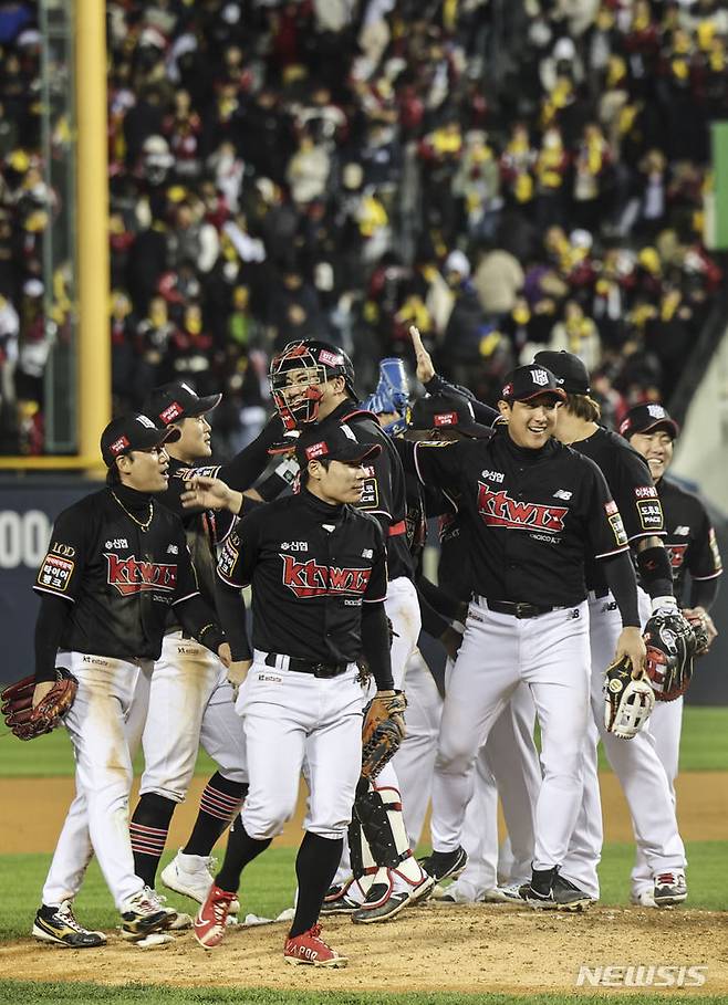 [서울=뉴시스] 김근수 기자 = 7일 서울 송파구 잠실야구장에서 열린 2023 KBO 포스트시즌 한국시리즈 1차전 LG 트윈스와 KT 위즈 경기 3대2로 KT 위즈의 승리, KT 위즈 선수들이 기쁨을 나누고 있다. 2023.11.07. ks@newsis.com