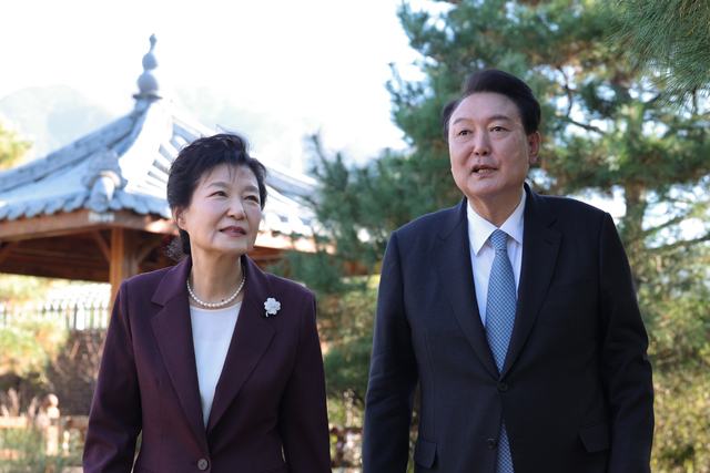 윤석열 대통령이 7일 박근혜 전 대통령 대구 사저를 방문해 환담하고 있다. 대통령실