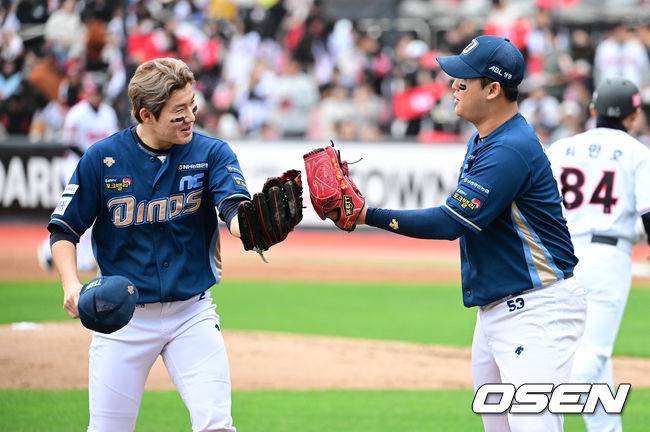 [OSEN=수원, 지형준 기자] 5일 오후 수원 KT위즈파크에서 ‘2023 신한은행 SOL KBO 포스트시즌 플레이오프’ 5차전 KT 위즈와 NC 다이노스의 경기가 열렸다.2회말 수비를 마친 NC 신민혁이 박민우와 하이파이브를 하고 있다. 2023.11.05 /jpnews@osen.co.kr