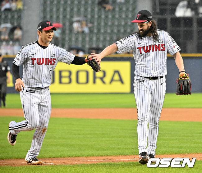 LG 켈리가 오지환과 하이파이브를 하고 있다. / OSEN DB